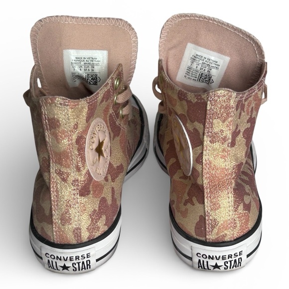Converse Chuck Taylor All Star High Top sneakers in color way "Lurex Camo"
Sz 7 - Picture 5 of 9